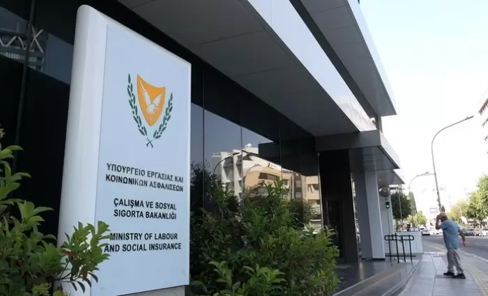 Υπ. Εργασίας: Επανεγγραφή για ανεργιακό επίδομα και διαδικτυακά