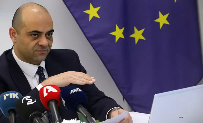 Επιμένει ο ΥΠΕΡΓ στο ΑΤΑ για όλους – Δεν απέκλεισε να γίνει με νόμο