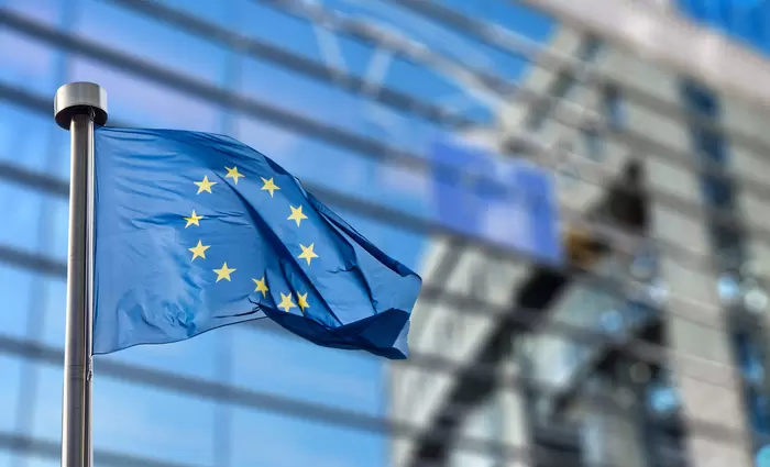 Οι Βρυξέλλες βάζουν χέρι στις μεγάλες επιχειρήσεις – Ποιο νέο φόρο εξετάζουν