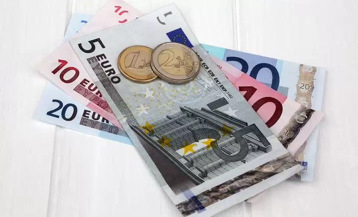 Υποχωρεί το ευρώ