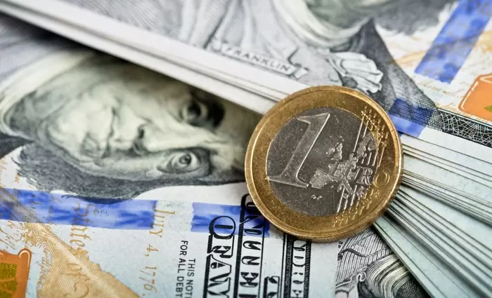 Ευρώ: «Άμυνα» απέναντι στους δασμούς Τραμπ και εν μέσω προσδοκιών για εμπορικό deal