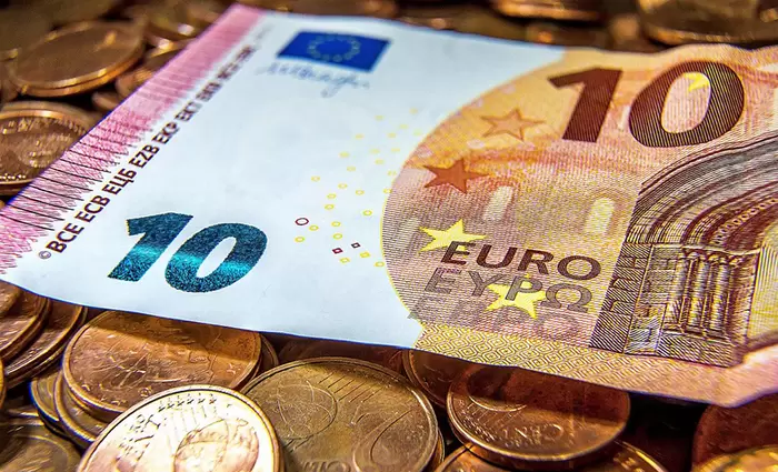Πέφτει το ευρώ - το βλέμμα στραμμένο στην γερμανική οικονομία