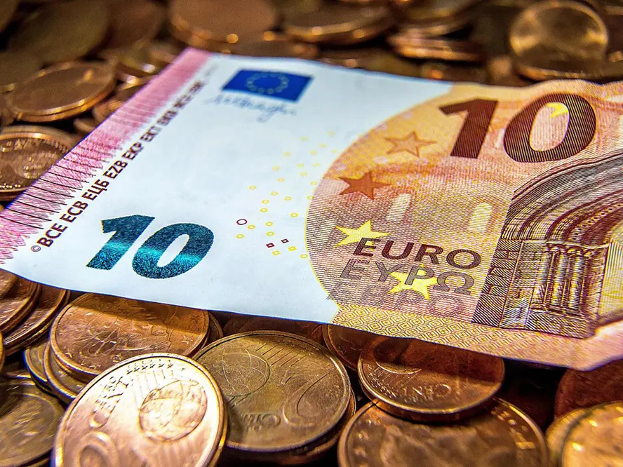 Πέφτει το ευρώ - το βλέμμα στραμμένο στην γερμανική οικονομία