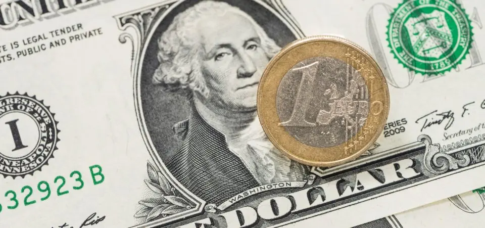 Το ευρώ ενισχύεται οριακά 0,02% έναντι του δολαρίου