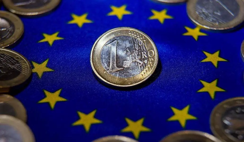 Υποχωρούν το ευρώ και τα κρατικά ομόλογα της Ευρωζώνης
