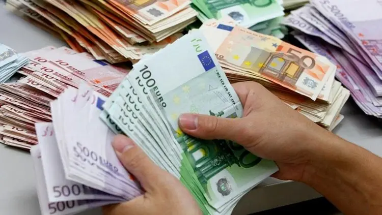 Ιστορικό ρεκόρ απωλειών για το ευρώ - «Σήμα» για σορτάρισμα από την ΕΚΤ