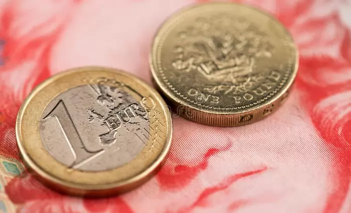 Αυξάνονται οι πιέσεις σε ευρώ και στερλίνα