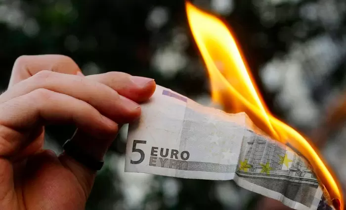 FT: Ο κίνδυνος στασιμοπληθωρισμού επιστρέφει στις αγορές