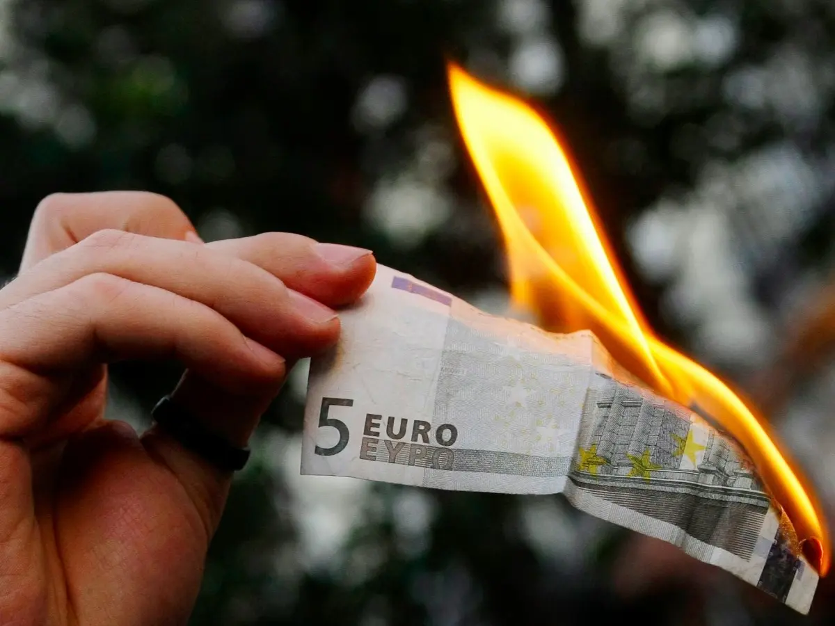 FT: Ο κίνδυνος στασιμοπληθωρισμού επιστρέφει στις αγορές