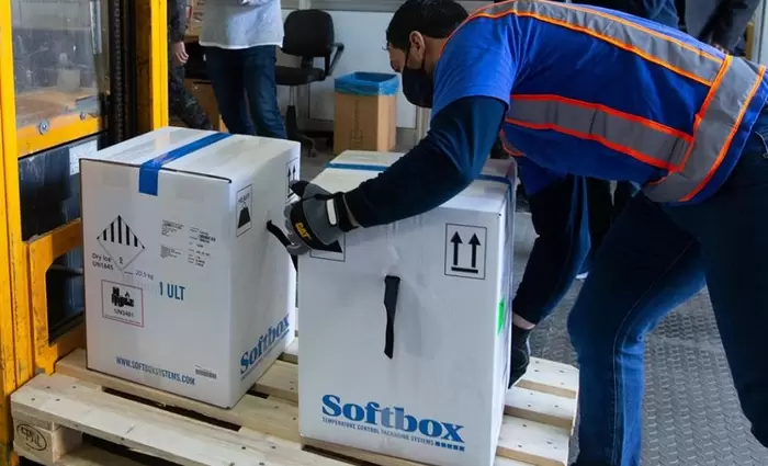 Παράδοση των πρώτων εμβολίων από την εταιρεία Eurofreight Logistics