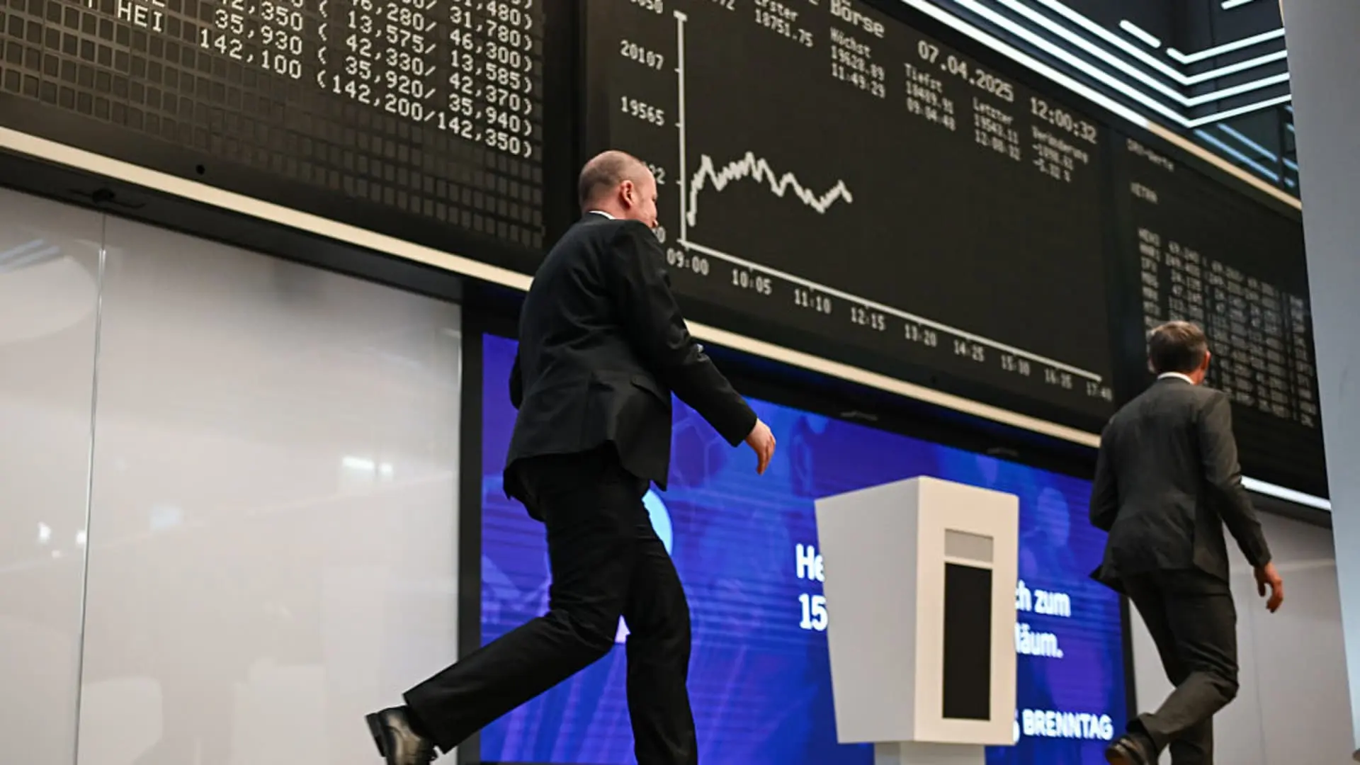 Το παράδοξο των ευρωπαϊκών αγορών – Γιατί κινούνται αντίθετα από τις προβλέψεις των στρατηγικών αναλυτών