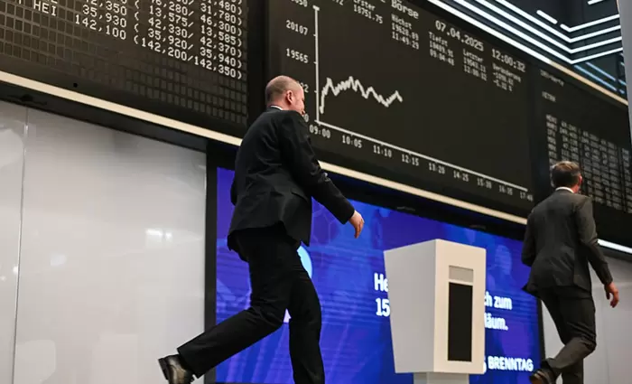 Το παράδοξο των ευρωπαϊκών αγορών – Γιατί κινούνται αντίθετα από τις προβλέψεις των στρατηγικών αναλυτών