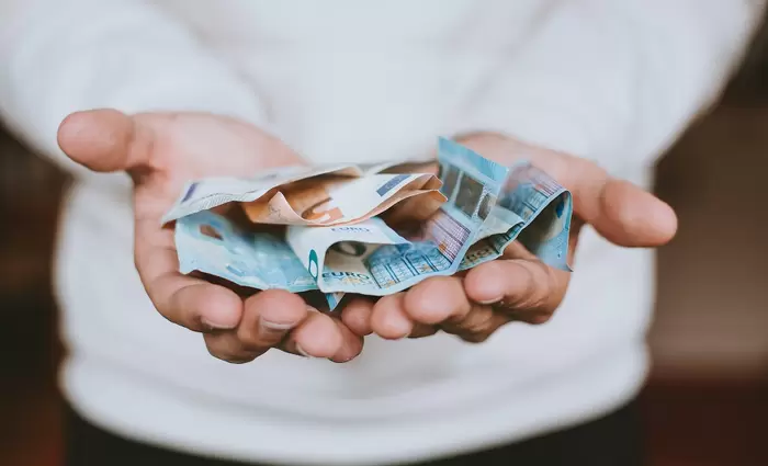 Μειώνουν την κατανάλωση και αυξάνουν τις αποταμιεύσεις τους τα νοικοκυριά