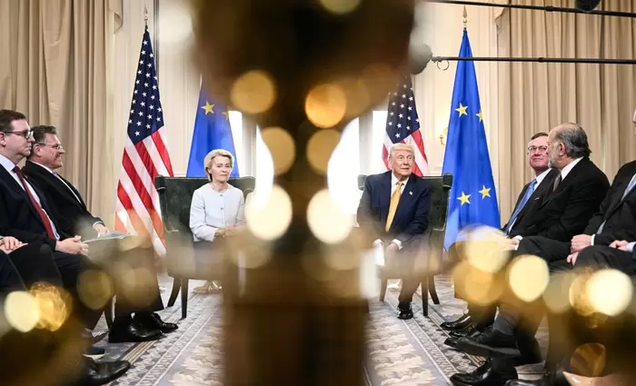 Ανάλυση Bloomberg: Τι αποφύγαμε με την εμπορική συμφωνία ΕΕ - ΗΠΑ