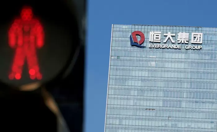 Evergrande: Σε καθεστώς περιορισμένης χρεοκοπίας την υποβάθμισε η Fitch