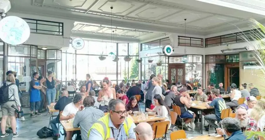 Άστεγοι και τραπεζίτες τρώνε στο ίδιο τραπέζι