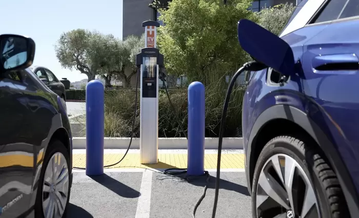 Συμμαχία Ford – Renault εναντίον της Κίνας – Το σχέδιο για οικονομικά EVs στην Ευρώπη