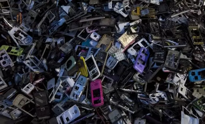 Στα σκουπίδια καταλήγουν πάνω από 5 δισ. κινητά ετησίως