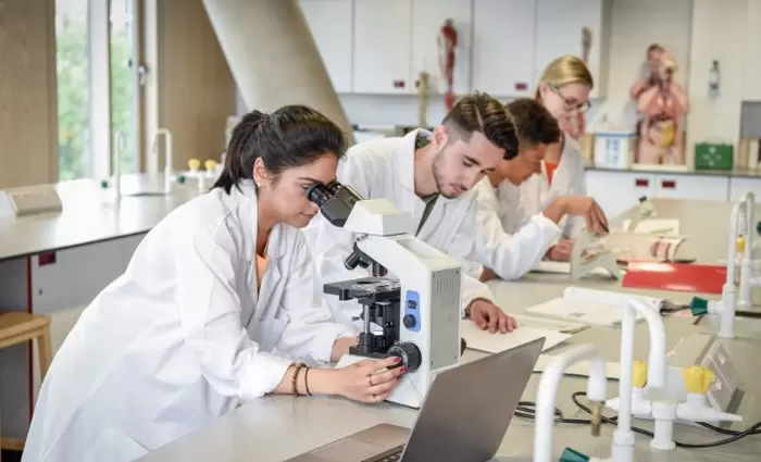 EY: Σημαντική μείωση συγχωνεύσεων & εξαγορών στον κλάδο των βιοεπιστημών το 2020