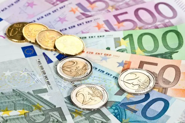 Νέο χαμηλό εικοσαετίας για ευρώ κάτω από $0,99