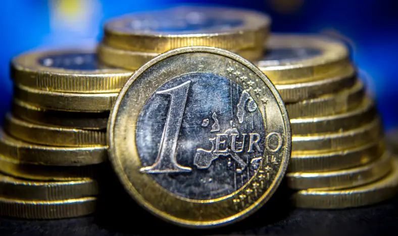 Tο ευρώ ενισχύεται οριακά 0,05%