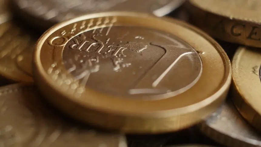 Το ευρώ υποχωρεί κατά 0,02% και διαμορφώνεται στα $1,1358