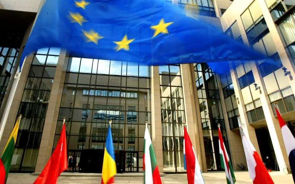 Αισιοδοξία στην Ευρωζώνη για πληθωρισμό - Προβληματισμός για εισόδημα, τιμές κατοικιών