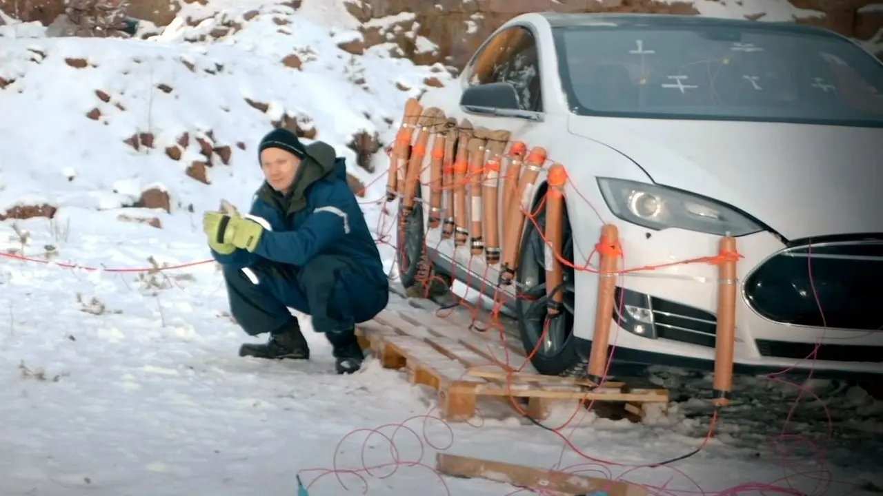 Εξοργισμένος ιδιοκτήτης Tesla ανατίναξε το αυτοκίνητό του