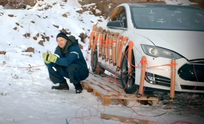 Εξοργισμένος ιδιοκτήτης Tesla ανατίναξε το αυτοκίνητό του