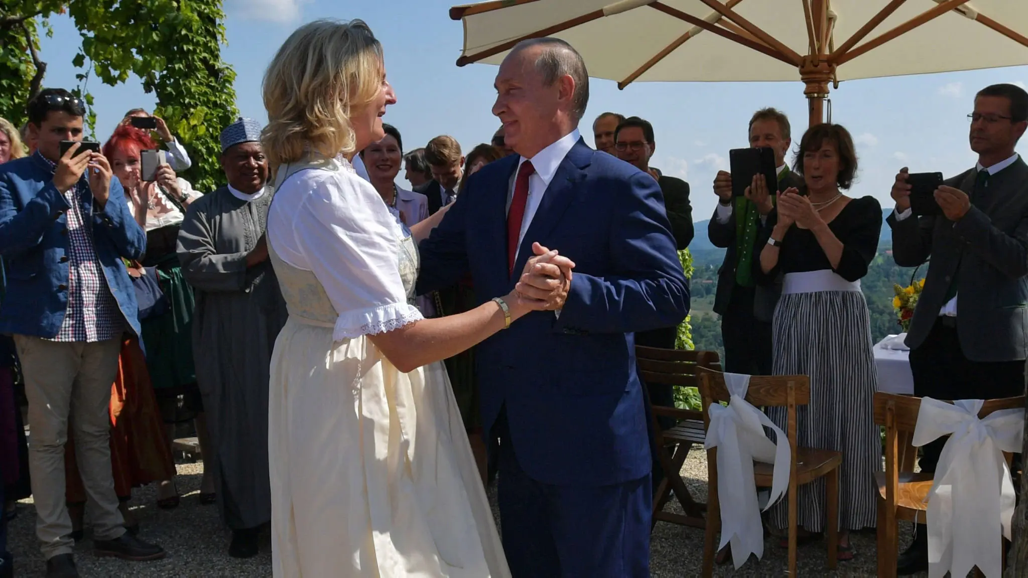 Πρώην Αυστριακή ΥΠΕΞ παραιτήθηκε από ρωσική πετρελαϊκή λόγω βάλς με Πούτιν
