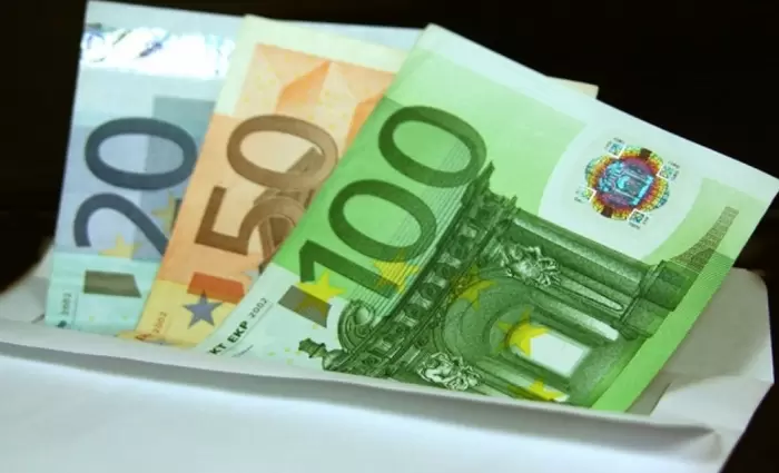 Τα «φακελάκια» των γάμων στο μικροσκόπιο των τραπεζών