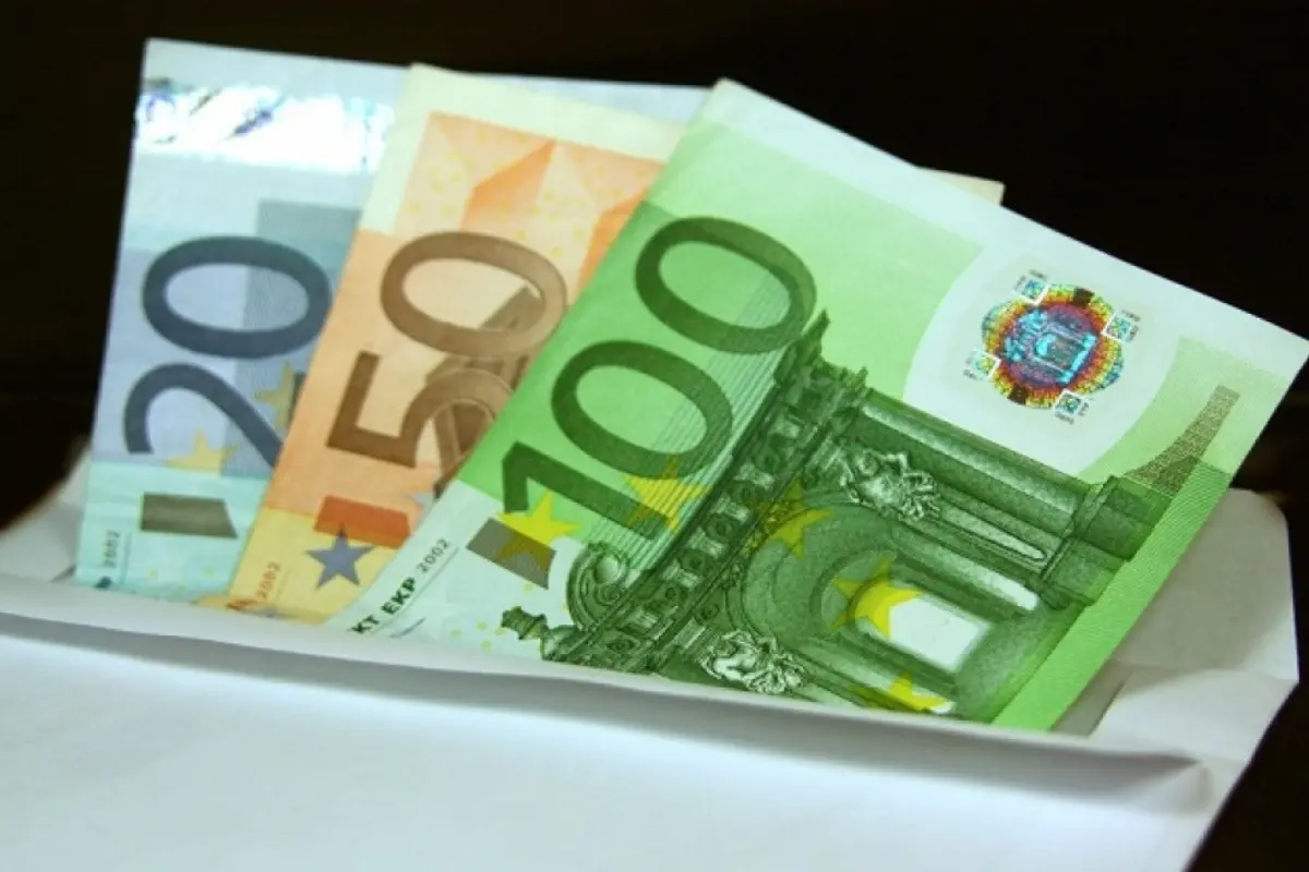 Τα «φακελάκια» των γάμων στο μικροσκόπιο των τραπεζών