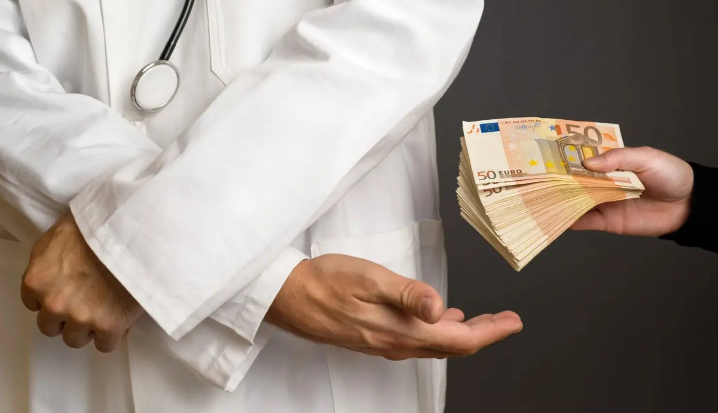 Γιατροί έκαναν τα φακελάκια… βιομηχανία - Στα €200 η «ταρίφα»