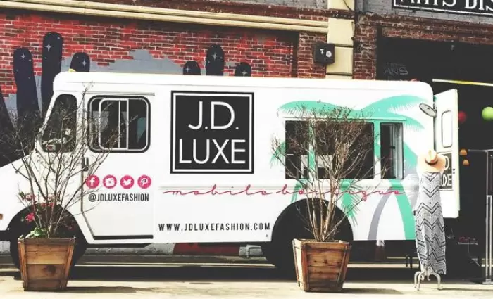 Κινητή καντίνα αντί για σάντουιτς πουλάει ρούχα