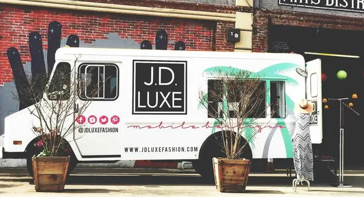 Κινητή καντίνα αντί για σάντουιτς πουλάει ρούχα