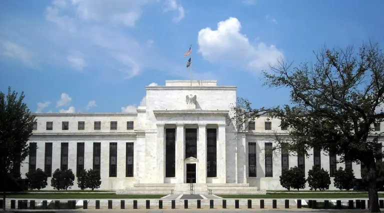 Πόσες φορές μείωσε τα επιτόκια η Fed από το 1994 - Οι ιστορικοί κύκλοι