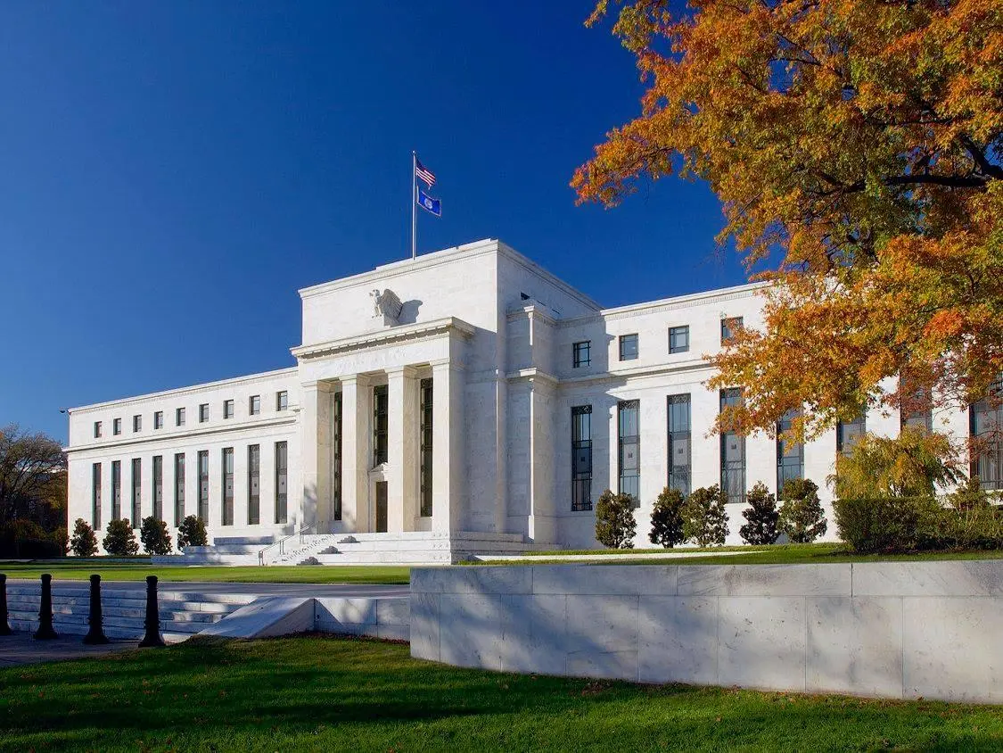 Federal Reserve: Περνά στην αντεπίθεση για τους δασμούς