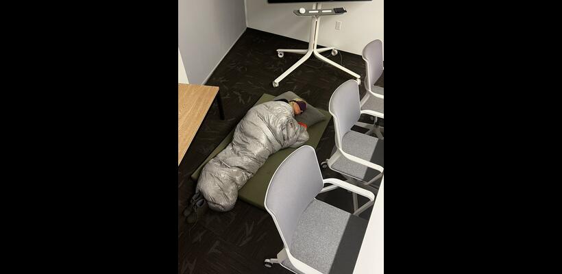 Κρεββάτια, πλυντήρια, παντόφλες - Ο Μασκ μετατρέπει σε δωμάτια τα γραφεία του Twitter