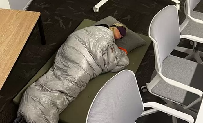 Κρεββάτια, πλυντήρια, παντόφλες - Ο Μασκ μετατρέπει σε δωμάτια τα γραφεία του Twitter