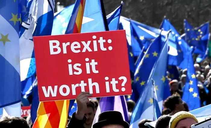 Η Βρετανία ποντάρει σε υποχώρηση της ΕΕ εν μέσω οικονομικής πίεσης
