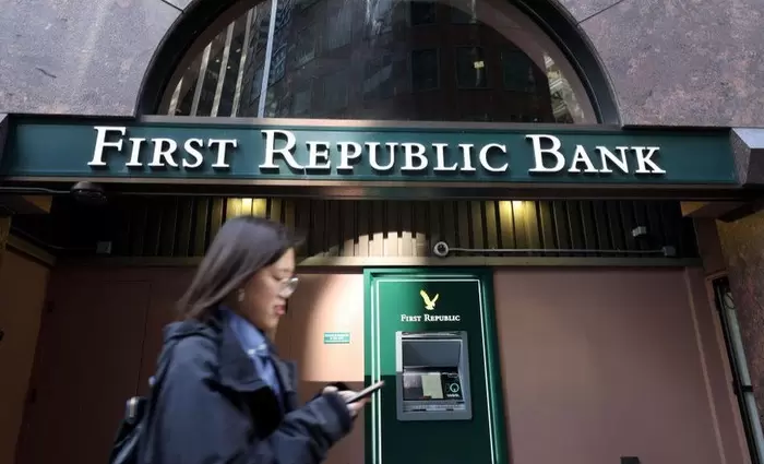 Υπό διαπραγμάτευση συμφωνία για τη διάσωση της First Republic Bank