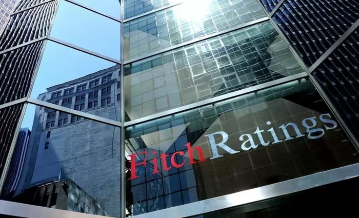 Fitch: Διατήρησε στο BB- τη πιστοληπτική ικανότητα της Ελλάδας 