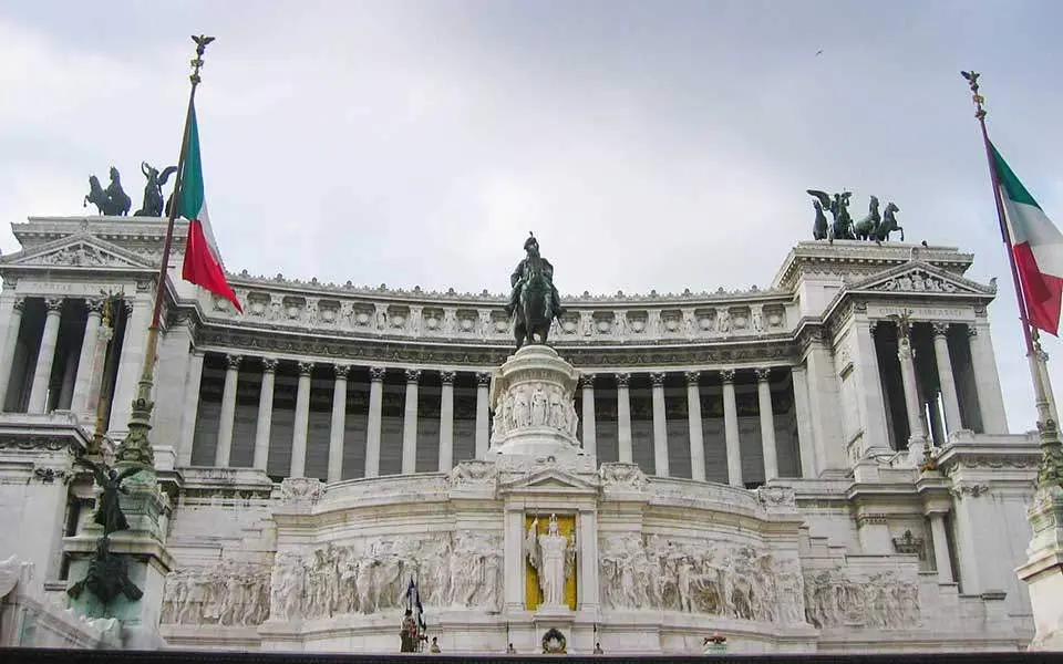 Fitch: Σημαντικοί κίνδυνοι για τους στόχους του ιταλικού προϋπολογισμού