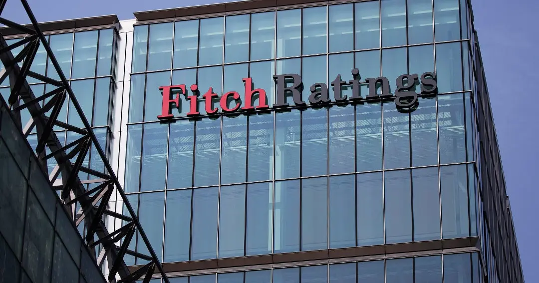 Fitch Ratings: Πώς η Ελλάδα μειώνει κατά 50 μονάδες το χρέος της