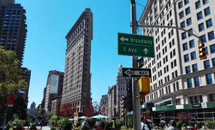 Στα αζήτητα οικοδομικά τετράγωνα γραφείων από Ν. Υόρκη μέχρι Χονγκ Κονγκ