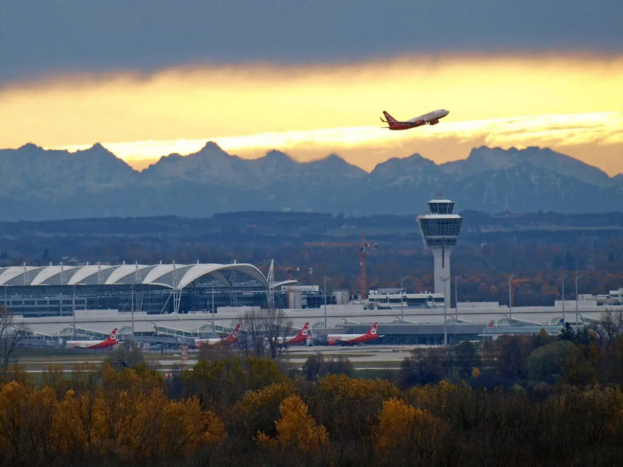 Ανοίγουν σήμερα αεροδρόμια της Ευρώπης