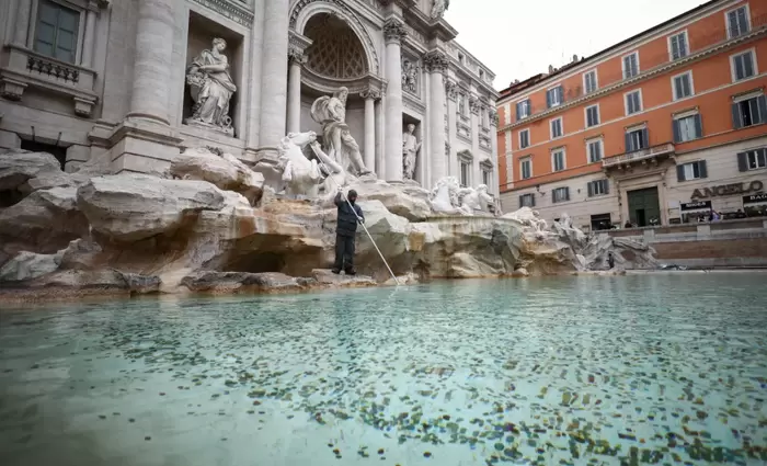 Ρώμη: Τέλος η ρίψη κερμάτων από τους τουρίστες στη Φοντάνα Ντι Τρέβι