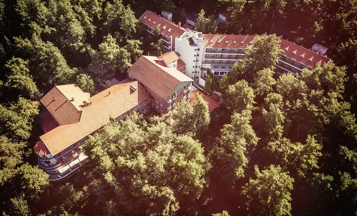 Σε κυπριακά χέρια παραμένει το θρυλικό ξενοδοχείο Forest Park στις Πλάτρες