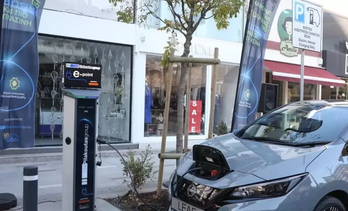 Μπήκαν σε λειτουργία τα σημεία δωρεάν φόρτισης ηλεκτρικών οχημάτων