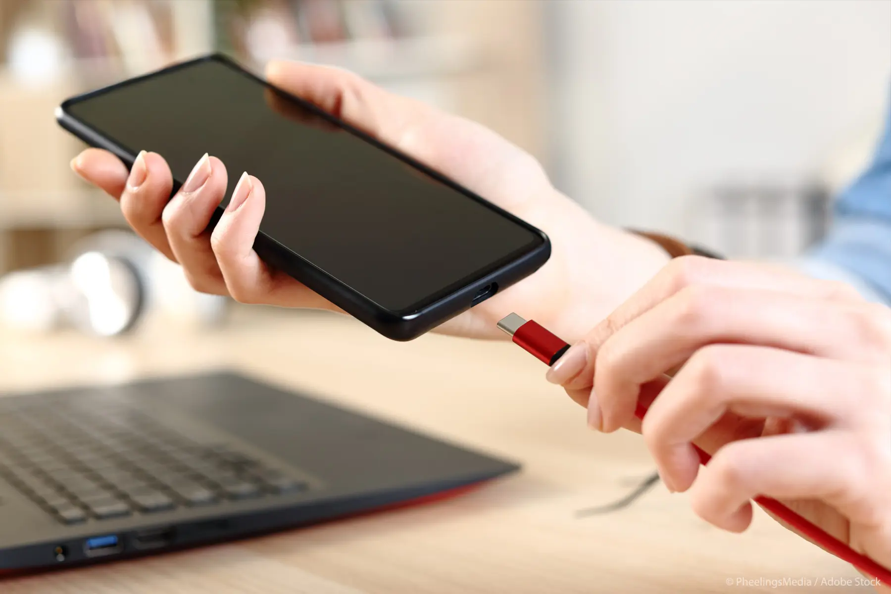 Ένας φορτιστής για όλες τις φορητές συσκευές – Σε ισχύ η νέα νομοθεσία της ΕΕ